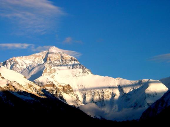 La Cara Norte del Everest al atardecer. Foto: Sebastián Álvaro