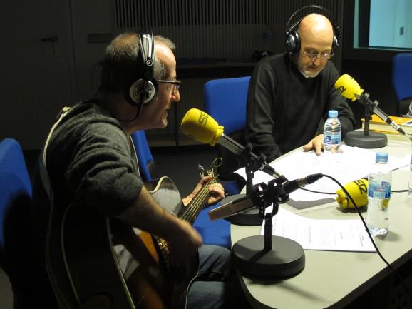 Sebastián Álvaro con Pancho Varona a la guitarra en 'A vivir que son dos días'