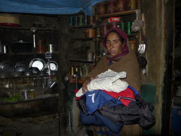La viuda de Ali Hussein, el cocinero asesinado por los talibanes en el Nanga Parbat. Foto: Sebastián Álvaro
