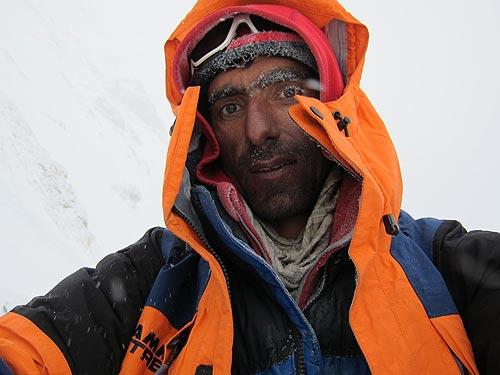 El alpinista pakistaní Nisar Hussein en el Campo 1, a 6200 metros. Foto: Alex Txikon