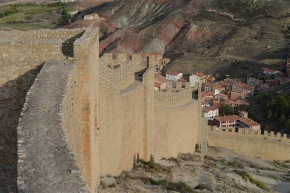 Hay que concentrarse en caminar y no tener un mal resbalón al pasear por las murallas de Albarracín. Foto: Sebastián Álvaro