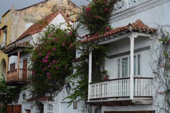 El casco antiguo de Cartagena es un laberinto de callejuelas adoquinadas, bellos balcones de madera cubierto de buganvillas, dominado por cúpulas de grandes iglesias. Foto: Sebastián Álvaro