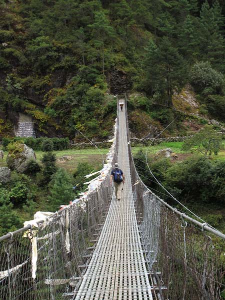 Puente durante el trekking por el Valle del Khumbu. Foto: Sebastián Álvaro